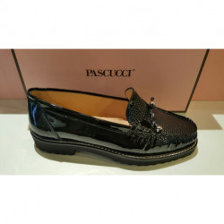 1830 de chez PASCUCCI en cuir vernis noir plateau fantaisie + pompons semelle crantée caoutchouc