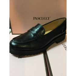 Mocassin de chez  PASCUCCI 5320 en cuir NOIR semelle caoutchouc crantée